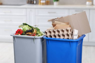 Mutfaktaki çöp bidonlarında çöp, yakın plan. Atık sıralama