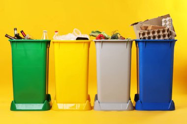 Çöp tenekeleri turuncu arka planda. Atık sıralama