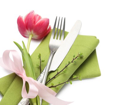 Paskalya kutlaması. Çiçek dekoru beyaza izole edilmiş şölen masası.