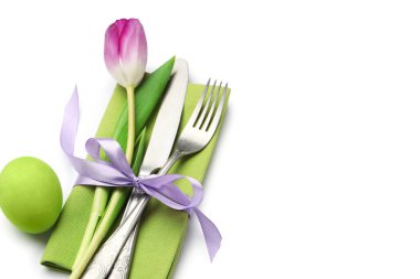 Paskalya kutlaması. Çiçek desenli ve beyaza izole edilmiş yumurta boyanmış, manzaranın üstünde.