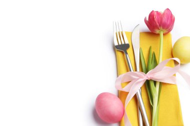 Paskalya kutlaması. Çiçekli masa dekorları ve beyaza izole edilmiş yumurtalar.