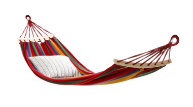 Beyaz yastıklı renkli bir hamak.