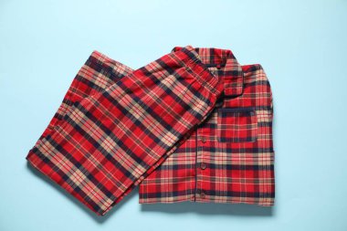 Açık mavi arka planda şık pijamalar, düz yatış