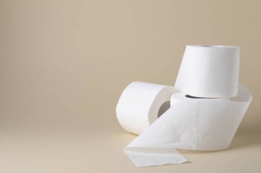 Bej arka planda tuvalet kağıdı ruloları, metin için boşluk