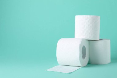 Turkuaz arkaplan üzerine tuvalet kağıdı ruloları, metin için boşluk