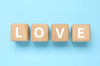 Açık mavi arka planda 