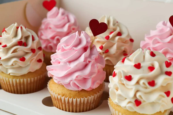 Sevgililer Günün kutlu olsun. Kutusunda kırmızı kalpler olan lezzetli kekler, yakın plan.