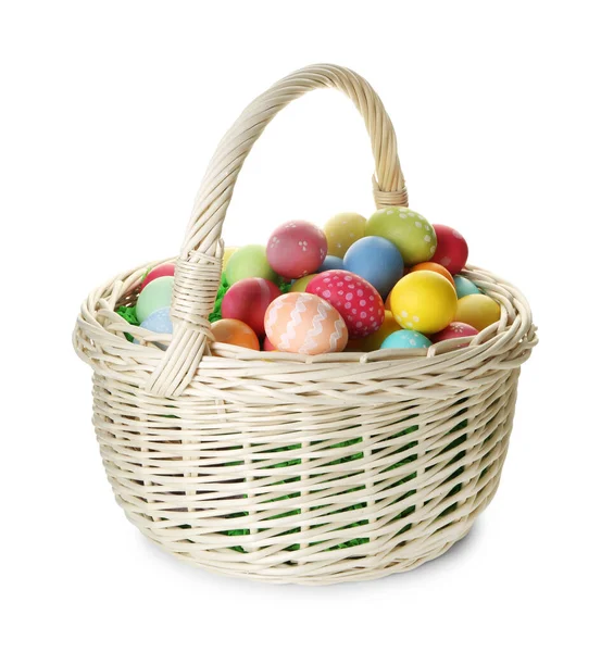 Hasır sepetteki boyanmış Paskalya yumurtaları beyaza izole edilmiş.