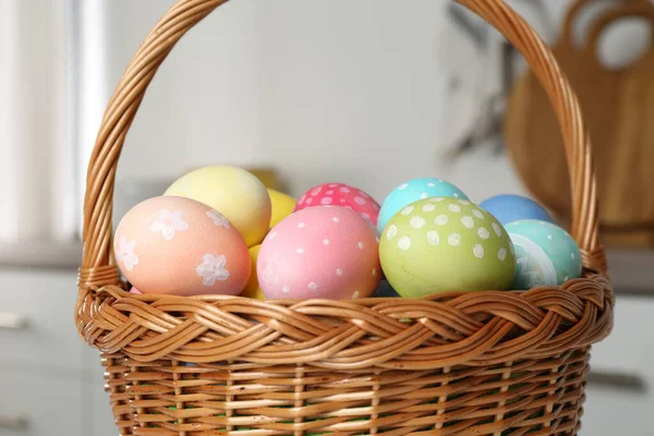 Paskalya sepeti. Kapalı masa üzerinde boyanmış yumurtalar. Yakın plan.