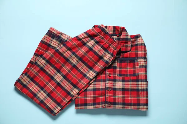 Açık mavi arka planda şık pijamalar, düz yatış