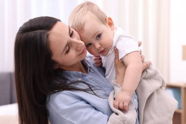 Onun şirin bebek evde annesiyle