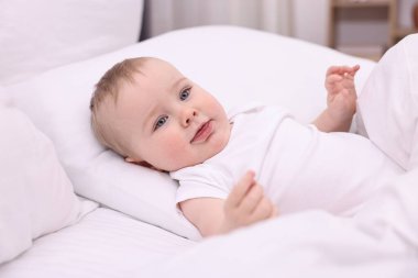 Evdeki yatakta uzanmış tatlı bir bebek.