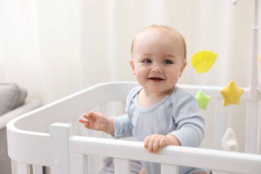 Evdeki beşiğinde küçük şirin bir bebek