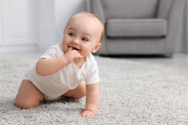 Evdeki halının üzerinde şirin bir bebek. Metin için boşluk