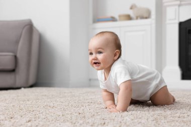 Evdeki halının üzerinde şirin bir bebek. Metin için boşluk