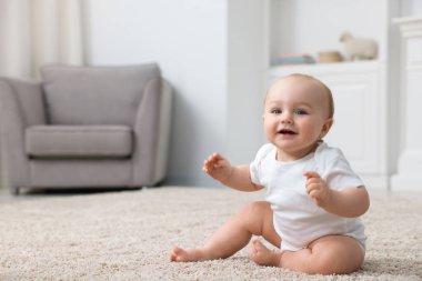 Evdeki halının üzerinde şirin bir bebek. Metin için boşluk