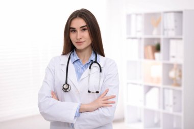 Klinikte gülümseyen tıbbi asistanın portresi