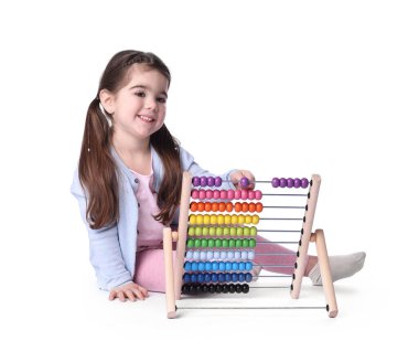 Beyaz arka planda abaküsü olan tatlı küçük kız.