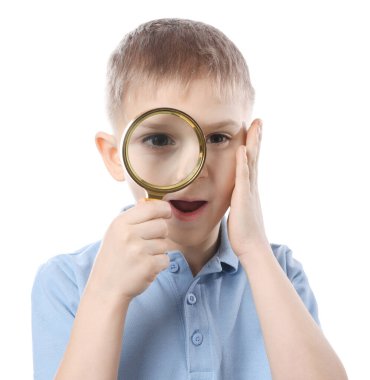 Beyaz arka planda büyüteç olan küçük çocuk şaşırdı.