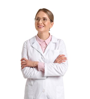 Beyaz arka planda çapraz kollu ceketli ve gözlüklü gülümseyen eczacı.