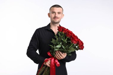 Sevgililer Günü kutlaması. Beyaz arka planda kırmızı gül buketi olan bir adam.