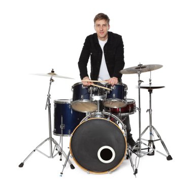 Beyaz arka planda bagetleri ve davul seti olan adam.