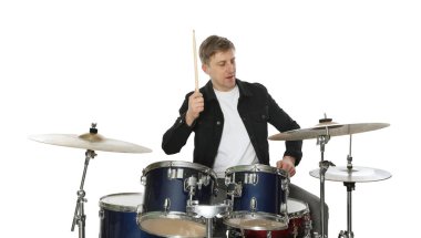 Beyaz arka planda davul çalan adam