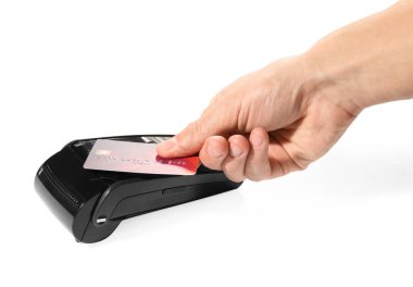 Kredi kartı olan bir adam beyaz arka planda ödeme terminalini kullanıyor.