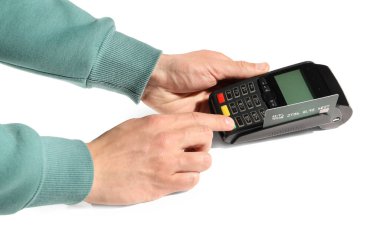 Beyaz arkaplanda ödeme terminali kullanan adam, yakın plan