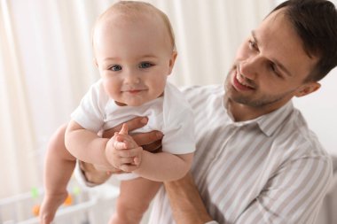 Babası evde sevimli küçük bebeğiyle, seçici bir şekilde odaklanmış.