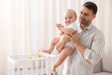 Evde küçük sevimli bebeği olan bir baba. Metin için boşluk