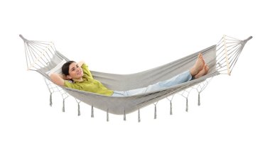 Beyaz arka planda hamakta dinlenen gülümseyen kadın.