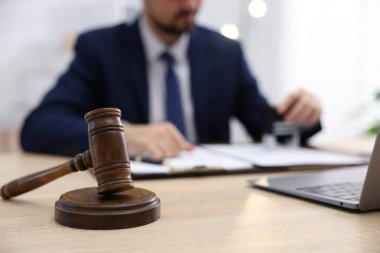 Ofisteki ahşap masada noter damgası belgesi, tokmağa odaklan