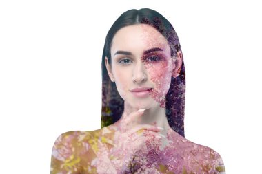 Çekici kadın ve leylak çiçekleri, beyaz arka planda çift pozlama. Bahar mevsimi