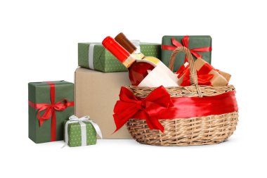 Hediye sepeti ve hediyeler beyaza izole edilmiş.