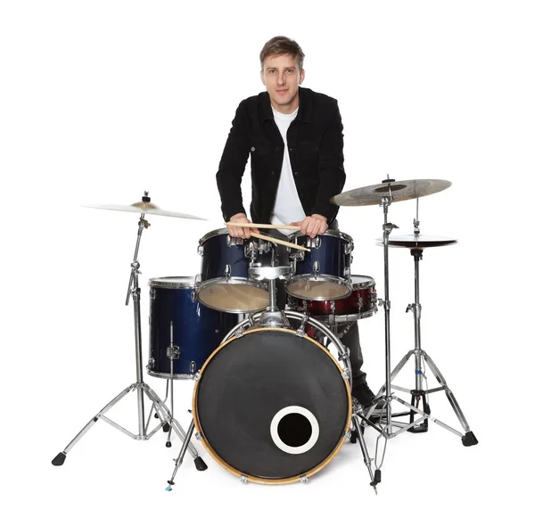 Beyaz arka planda bagetleri ve davul seti olan adam.