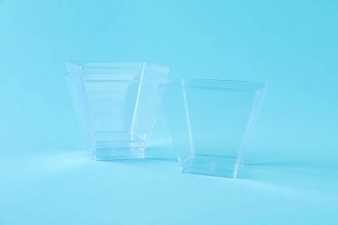 Plastik ambalaj. Açık mavi arkaplanda şeffaf konteynırlar