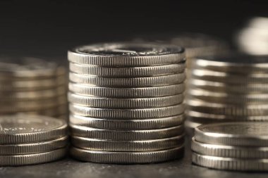 Bulanık arkaplana karşı birçok bozuk para istiflenmiş, yakın plan