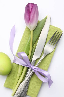 Paskalya kutlaması. Çiçek desenli ve beyaz renkte yumurta renginde bir ziyafet masası.