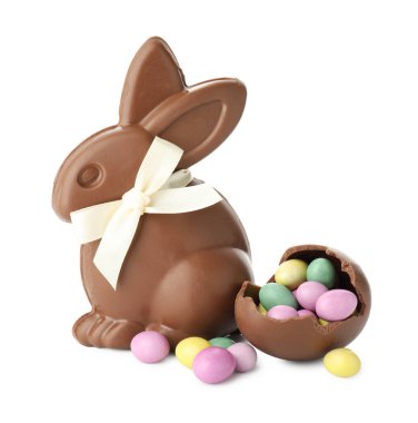 Çikolatalı Paskalya tavşanı ve beyaz üzerine izole edilmiş şekerli yumurta.