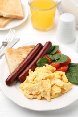 Lezzetli omlet ile lezzetli kahvaltı beyaz ahşap masada servis edilir, yakın plan.