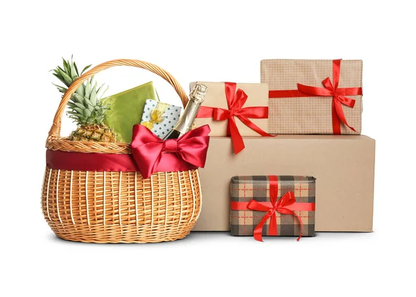 Hediye sepeti ve hediyeler beyaza izole edilmiş.