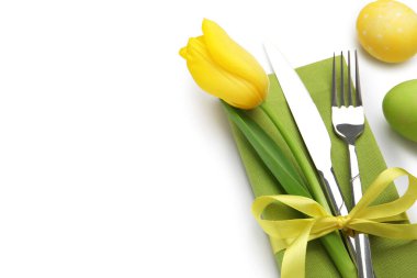 Paskalya kutlaması. Çiçek dekoru ve beyaza izole edilmiş boyanmış yumurtalar, üst manzara.