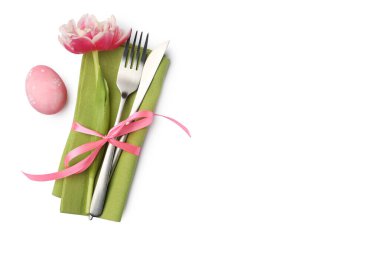 Paskalya sofrası. Lale ve yumurta kaplı güzel gümüş takımlar beyaz, üst manzara izole.