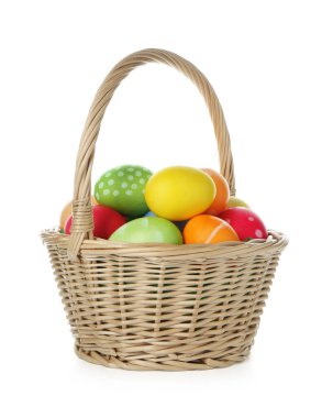 Paskalya sepeti beyaza boyanmış yumurtalar.