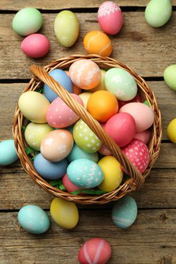 Tahta masanın üzerinde boyanmış yumurtalar olan Paskalya sepeti, düz yatıyordu.