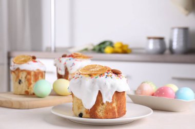 Lezzetli paskalya pastaları ve boyanmış yumurtalar mutfak masasında.