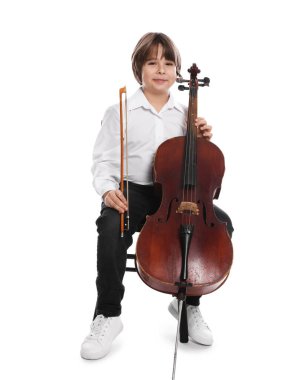 Keman çalan ve beyaz arka planda eğilen küçük çocuk.