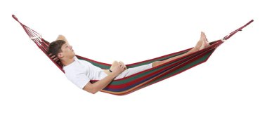 Beyaz arka planda hamakta dinlenen yakışıklı bir adam.