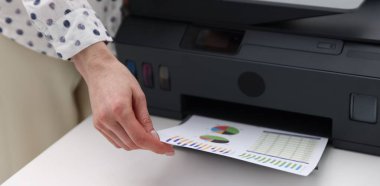 Beyaz masada yazıcı kullanan kadın, yakın plan.